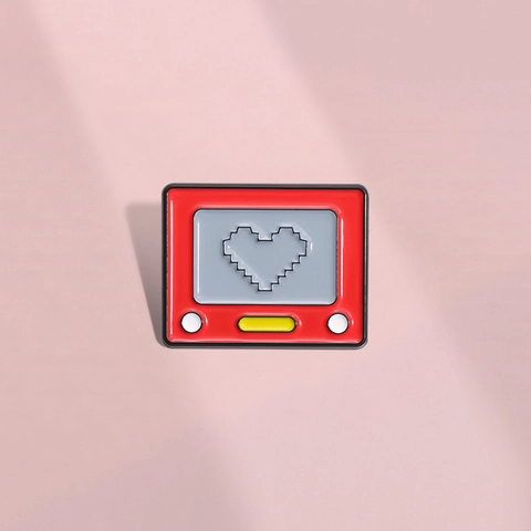 Spilla in Smalto TV Vintage Rossa con Design a Cuore Pixel Distintivo in Metallo per Abbigliamento Zaino Donna Uomo