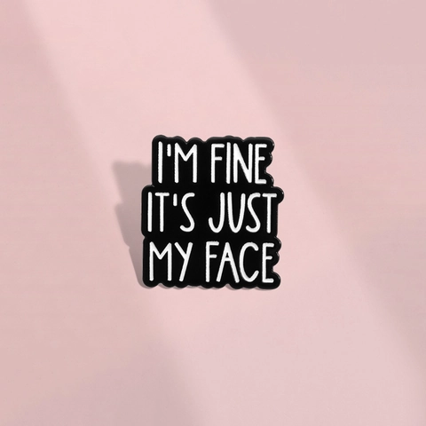 Αστεία Καρφίτσα Σμάλτου Σύνθημα I'm Fine It's Just My Face Καρφίτσα από Κράμα Σήμα για Διακόσμηση Ρούχων Σακιδίου Χιούμορ Κόσμημα Δώρο
