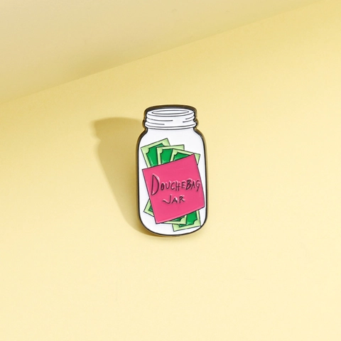 Spilla in Smalto Douchebag Jar Divertente Lega Motivo Banconote Spilla da Risvolto per Zaino Giacca di Jeans Regalo Creativo