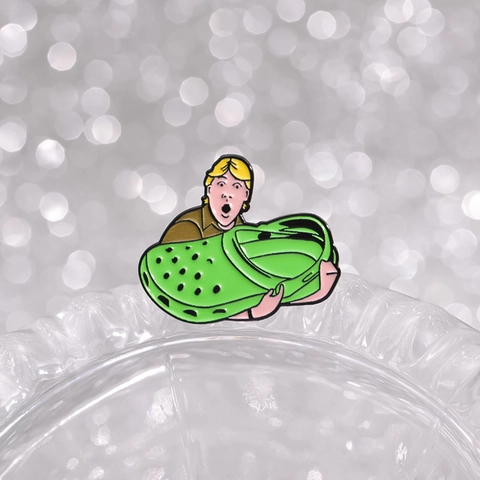 Insigne en Émail de Garçon de Dessin Animé Amusant Tenant une Chaussure Clog Verte Broche Créative en Alliage pour Sac à Dos