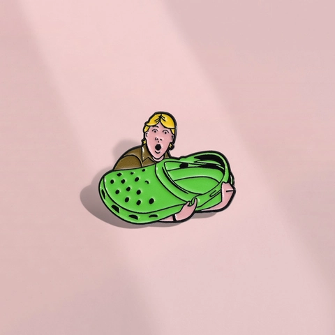 Insigne en Émail de Garçon de Dessin Animé Amusant Tenant une Chaussure Clog Verte Broche Créative en Alliage pour Sac à Dos