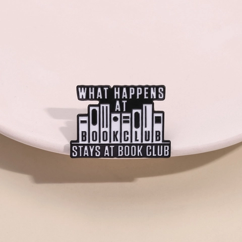 WHAT HAPPENS AT BOOK CLUB STAYS AT BOOK CLUB Spilla in Smalto Lega di Zinco Forma di Libro Gioielli Regalo per Lettori