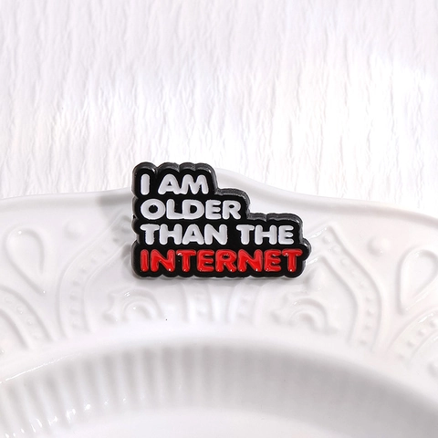 Grappige Quote I Am Older Than The Internet Emaille Pin Legering Broche Badge Voor Denim Jas Rugzak Tas Decor Unisex Cadeau