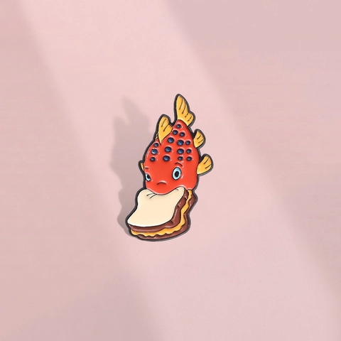 Spilla Smaltata Cartone Animato Pesce Rosso Che Mangia Sandwich Creativo Animale Metallo Spilla Distintivi Per Zaino Abbigliamento