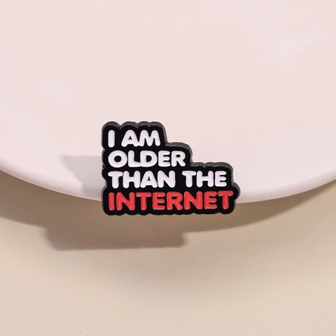 Lustiger Slogan Zinklegierung Emaille Pin Brosche I Am Older Than The Internet Schwarz Buchstaben Abzeichen Für Kleidung Rucksack Damen Herren Schmuck