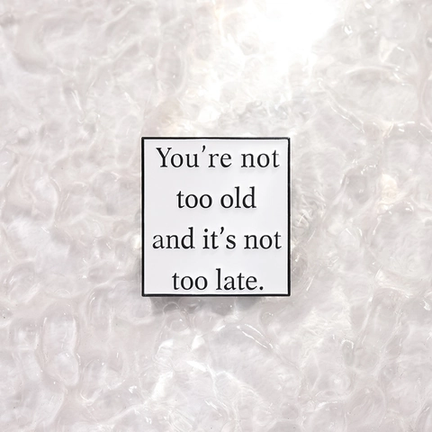 Spilla in Lega di Zinco Smaltata Con Citazione Ispiratrice You're Not Too Old And It's Not Too Late Distintivo Quadrato Minimalista Gioielli Regalo