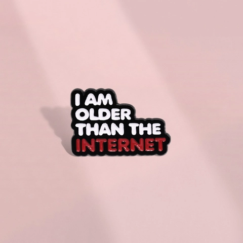 Grappige Quote I Am Older Than The Internet Emaille Pin Legering Broche Badge Voor Denim Jas Rugzak Tas Decor Unisex Cadeau