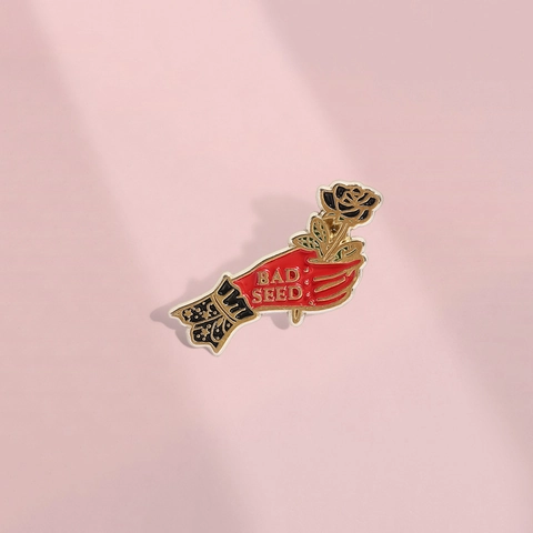 Gothic Hand Hält Schwarze Rose Emaille Pin Bad Seed Schriftzug Legierung Brosche Punk Abzeichen Für Kleidung Taschen Schmuck