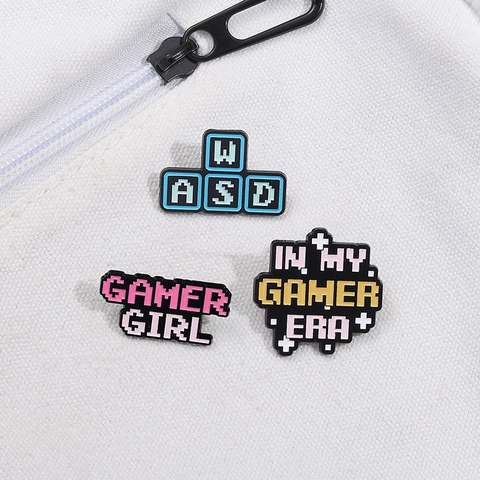 Set di Spille in Smalto Tema Gioco Pixel Art Gamer Girl WASD In My Gamer Era Distintivo in Lega per Vestiti Borsa Accessori