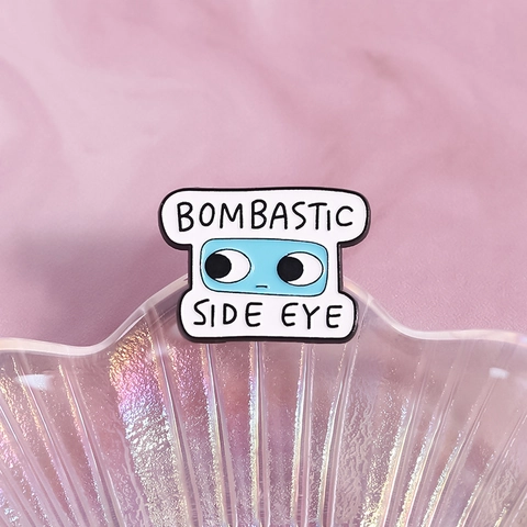 Épinglette en Émail Bombastic Side Eye Dessin Animé Yeux Bleus Broche en Alliage Badge Lettres Drôles pour Sac à Dos Vêtements