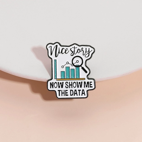 Broche Émaillée Drôle pour Analyste de Données Nice Story Now Show Me The Data Épingle de Revers en Alliage Bureau Unisexe Bijoux