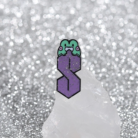 Pin de Esmalte Rana Verde Sobre Letra S Púrpura Brillante Broche de Aleación de Dibujos Animados para Ropa Bolsas Joyería
