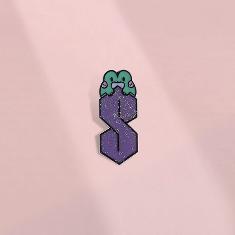 Pin de Esmalte Rana Verde Sobre Letra S Púrpura Brillante Broche de Aleación de Dibujos Animados para Ropa Bolsas Joyería