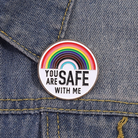Creatieve Regenboog Letter Emaille Pin YOU ARE SAFE WITH ME Legering Broche Badge Voor Kleding Tassen Unisex Sieraden Cadeau