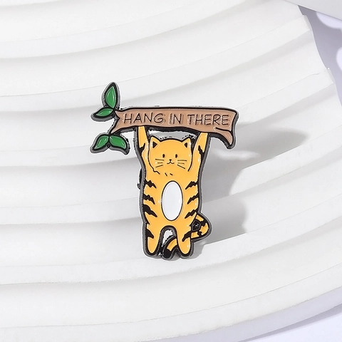 Broche Émaillée Créative Chat Orange Suspendu à une Branche Hang In There Badge Métallique Animal de Motivation pour Sac à Dos Vêtements