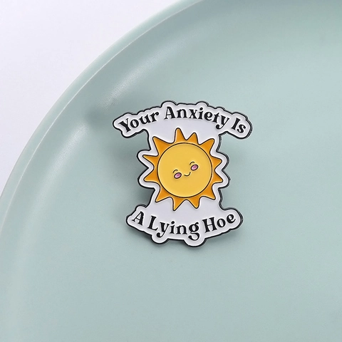Spilla in Smalto a Forma di Sole Cartone Animato Con Slogan Your Anxiety Is A Lying Hoe In Lega Per Vestiti Borse Gioielli Unisex