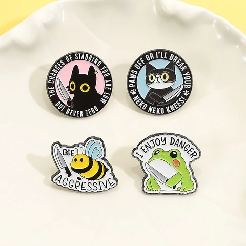 Lustige Cartoon Tier Emaille Pins Legierung Frosch Biene Katze Mit Messer Brosche Abzeichen Für Rucksack Kleidung Geschenk
