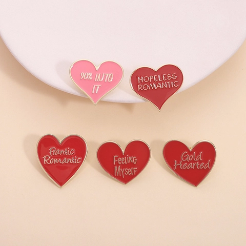 Spilla in Smalto a Cuore Con Lettere Romantica in Lega di Zinco Rossa Rosa Verniciata Slogan Distintivo Decorazione per Vestiti Zaino Regalo