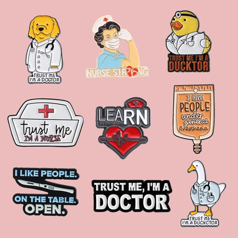 Lustige Medizinische Emaille Nadel Brosche Arzt Krankenschwester Hut Infusionsbeutel Dogtor Cartoon Legierung Metall Abzeichen Schmuck Geschenk