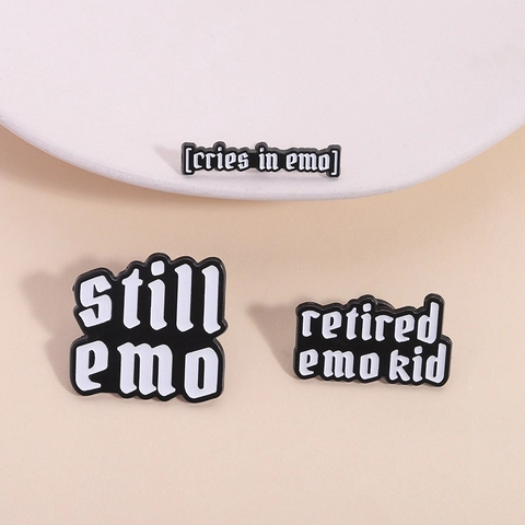 Gothische Schrift Emaille Pin Still Emo Retired Emo Kid Cries In Emo Schwarz Weiß Legierung Brosche Punk Schmuck Für Rucksack