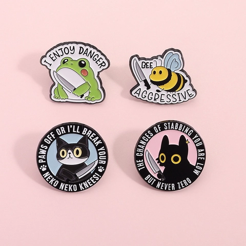 Lustige Cartoon Tier Emaille Pins Legierung Frosch Biene Katze Mit Messer Brosche Abzeichen Für Rucksack Kleidung Geschenk
