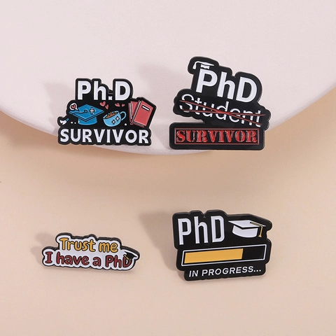 Καρφίτσες Σμάλτου PhD Student Survivor από Κράμα Καπέλο Αποφοίτησης Βιβλίο Καφέ Μπάρα Φόρτωσης Καρφίτσες για Φοιτητές Κοσμήματα Δώρο