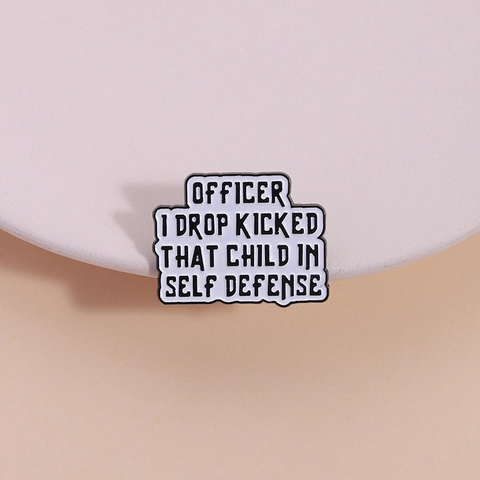 Humorvolles Meme Zitat Emaille Pin Zinklegierung Brosche Officer I Drop Kicked That Child In Self Defense Abzeichen Für Kleidung