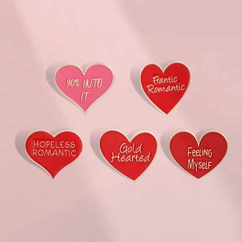 Spilla a Forma di Cuore in Metallo Smaltato con Scritte Romantiche in Inglese per Vestiti e Borse Donna Uomo