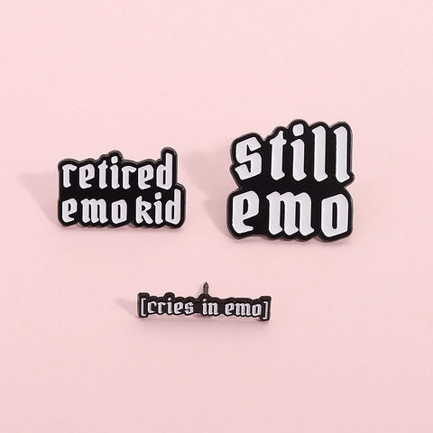 Emo Slogan Schriftzug Emaille Brosche Pin Still Emo Retired Emo Kid Cries In Emo Gothic Abzeichen Für Kleidung Rucksack