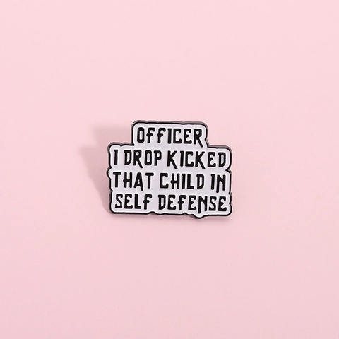 Αστείο Έμβλημα Σμάλτου Meme Officer I Drop Kicked That Child In Self Defense Καρφίτσα από Κράμα Σήμα Κειμένου για Σακίδιο Τζάκετ