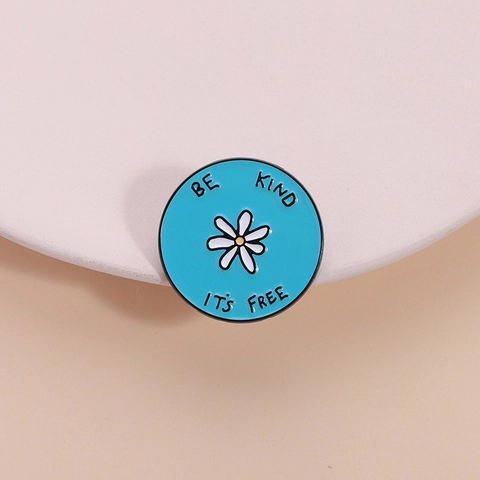 Spilla in Lega di Zinco Rotonda con Margherita Smaltata Motto Be Kind It's Free Badge Ispiratore Azzurro Cielo Floreale Gioielli