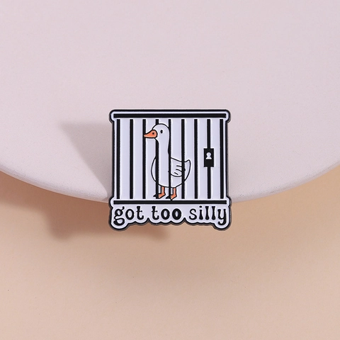 Pin de Esmalte Divertido Silly Goose En Jaula Insignia Meme Got Too Silly Broche de Animal de Dibujos Animados para Mochila Chaqueta