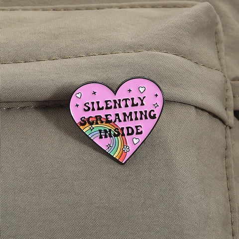 Silently Screaming Inside Quote Hart Emaille Pin Regenboog Legering Broche Badge Voor Kleding Rugzak Decoratie Vrouwen Sieraden