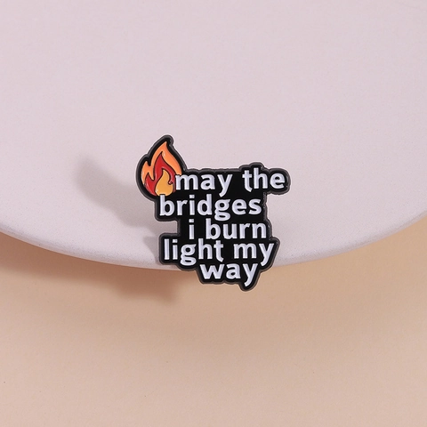 Vlam Emaille Pin Citaat Badge Zinklegering Broche Inspirerend May The Bridges I Burn Light My Way Voor Rugzak Kleding Sieraden