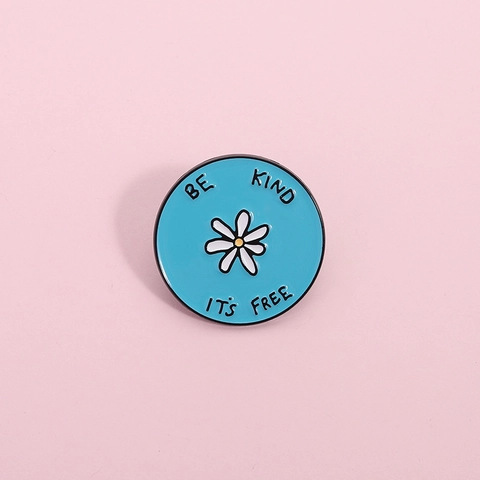 Pin's en Émail Be Kind It's Free Broche Marguerite Ronde Bleue en Alliage Badge Bijoux Inspirants Accessoire Sac à Dos Femme