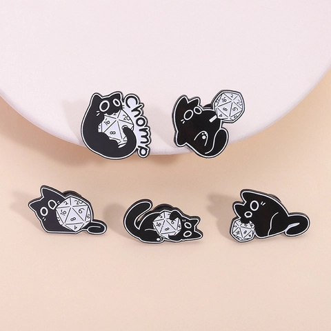 Set di Spille Smaltate Gatto Nero e Dado D20 in Lega Distintivo Animale Cartone Animato per Zaino Cappello Vestiti Giacca Accessori