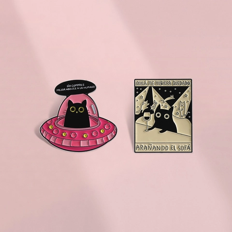 Lustiges Cartoon Schwarze Katze UFO Emaille Pin Set Spanisches Zitat Raumschiff Kätzchen Brosche Schmuck Kleidung Rucksack Metall Abzeichen
