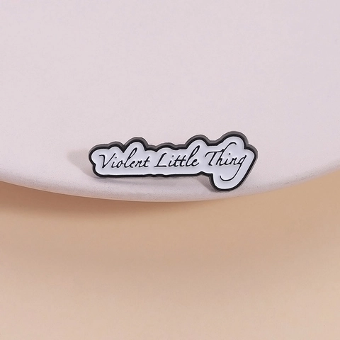 Violent Little Thing Slogan Spilla Smaltata Nero Bianco Lega Spilla Scritte Creative Distintivo per Abbigliamento Zaino Accessori Moda