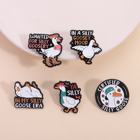 Pin de Esmalte Divertido Ganso Tonto Animal de Dibujos Animados Broche de Aleación de Zinc Lindo Badge de Ganso Blanco Con Eslógan para Mochila Ropa Joyería Regalo