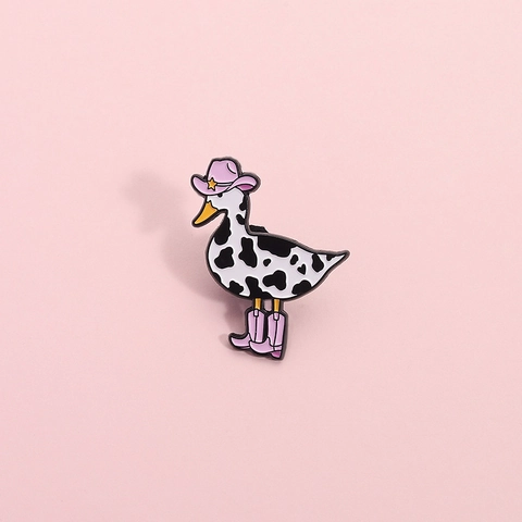 Spilla in Lega Smaltata Cowboy Anatra Cappello Rosa Motivo Mucca Animale Spilla da Risvolto Divertente Distintivo Cartoon per Vestiti