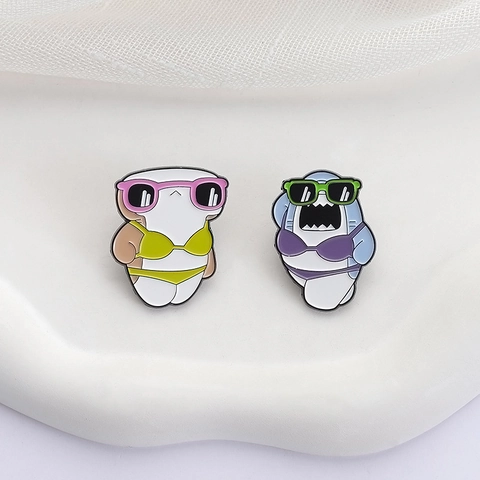 Lustige Cartoon Hai Im Bikini Emaille Brosche Zinklegierung Tier Anstecknadel Sommerurlaub Strand Stil Metall Abzeichen Schmuck Geschenk