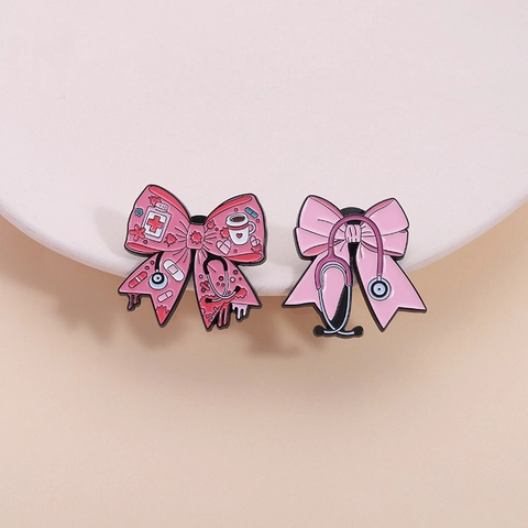 Spilla Smaltata Medica a Fiocco Rosa Stetoscopio Regalo per Medico Infermiere Lega di Zinco Distintivo Accessori Moda Abbigliamento
