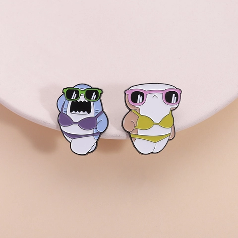 Lustige Cartoon Hai Im Bikini Emaille Brosche Zinklegierung Tier Anstecknadel Sommerurlaub Strand Stil Metall Abzeichen Schmuck Geschenk