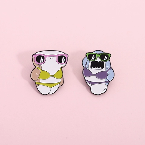 Broche Créative en Émail Requin en Bikini Dessin Animé Drôle Animal Marin Été Plage Lunettes de Soleil Requin Alliage Badge