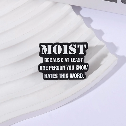 Divertente Spilla in Smalto Con Citazione Inglese Moist Because At Least One Person Hates This Word Spilla in Lega Personalizzata Distintivo
