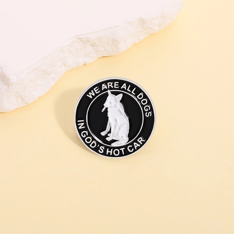Grappige Cartoon Hond Emaille Pin Citaat Ronde Metalen Badge Broche We Are All Dogs In God's Hot Car Reversspeld Sieraden Cadeau