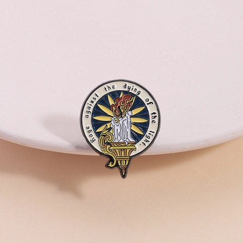 Kreative Runde Emaille Anstecknadel Brennende Kerze Fackel Abzeichen Zitat Rage Against The Dying Of The Light Legierung Brosche Unisex Schmuck