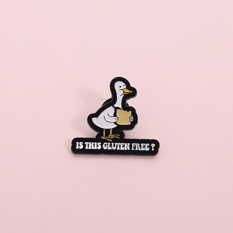 Divertido Broche de Esmalte de Pato Blanco Sosteniendo Pan Tostado Cita en Inglés Is This Gluten Free Insignia de Aleación para Ropa Bolsos