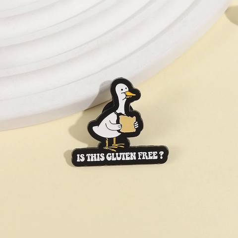 Divertido Broche de Esmalte de Pato Blanco Sosteniendo Pan Tostado Cita en Inglés Is This Gluten Free Insignia de Aleación para Ropa Bolsos