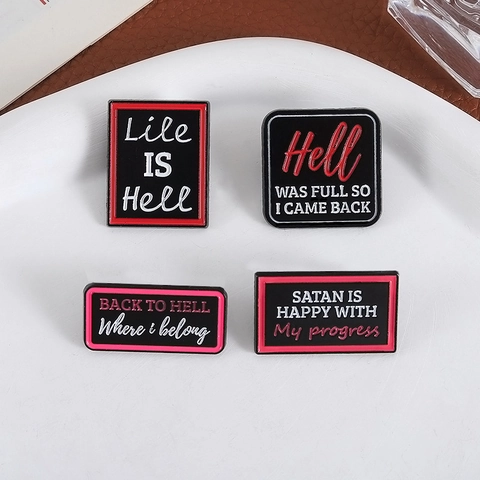 Humorvolle Emaille Brosche Schwarz Rot Buchstabe Abzeichen Satan Is Happy With My Progress Zitat Pin Für Rucksack Kleidung Unisex